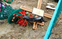 Малолетний вандал злостно поглумился над могилами в Одесской области 