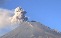 Попокатепетль разбушевался: вулкан выбросил столб пепла на высоту три тысячи метров