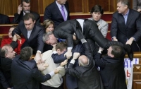 Всенощная в парламенте закончилась массовой дракой и госпитализацией депутатов
