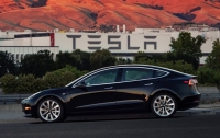 Tesla Model 3 получил функцию автопарковки