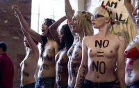 Девушки FEMEN разделись в парижском Лувре (ФОТО)