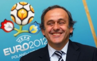 Платини: несмотря на скандал с подкупом, Евро-2012 не поменяет прописку 