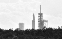 Ракета Falcon Heavy установлена на стартовой площадке (ВИДЕО)