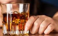 Врачи сообщили, что алкоголь от коронавируса может помочь разве что на поминках