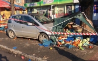 В Ужгороде автомобиль снес торговую лавку на рынке, есть пострадавшие