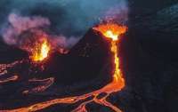 Фотограф снял уникальные кадры извергающегося вулкана (видео)