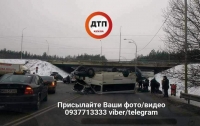 Микроавтобус с военными попал в аварию в Киеве: пять пострадавших