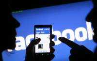 Эксперт посоветовал удалить Facebook с телефона