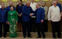 Трамп и Путин пожали руки на саммите во Вьетнаме