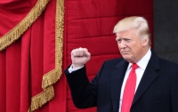 Трампу стал президентом. Ему объяснили, как пользоваться ядерным чемоданчиком, и дали новый мобильник