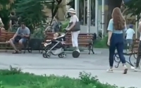 Бабушка на гироскутере с коляской покорила пользователей Интернета (видео)