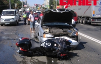 В Киеве жестко столкнулся мотоциклист с Chevrolet (ВИДЕО) 