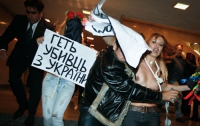 Femen объявили священную войну и сорвали открытие Недели иранской культуры в Украине (ФОТО)