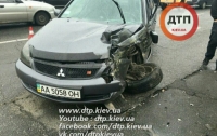 ДТП в Киеве: Mitsubishi разбился о автобус и Suzuki, есть пострадавшие