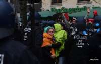 В Берлине полиция задержала более 350 человек во время огромной акции протеста (ВИДЕО)
