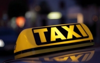 Киевскому таксисту пассажиры накинули удавку на шею и угнали его машину (ВИДЕО)