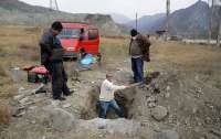 Армяне выкапывают из могил в Карабахе своих родственников, чтобы вывезти их