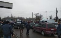 Любители дешевых авто не дают гражданам выехать из Украины и въехать