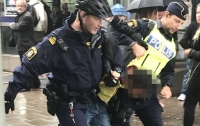 Житель Швеции с ножом напал на полицейских