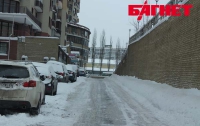 Зима снова стала тяжким испытанием для столичных властей и водителей (ФОТО)