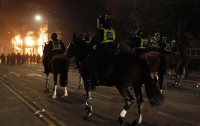 В первые дни беспорядков в Лондоне полиции приказали не трогать погромщиков
