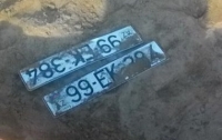 Автоворы в столице зарыли украденные номера в песочнице
