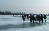 В Полтавской области сорок один рыбак плавал на оторвавшейся льдине