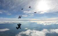 Британский военный выжил после падения с 250 метров с нераскрывшимся парашютом