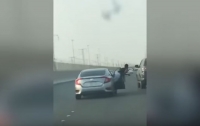 Пассажир пытался избить водителя другой машины прямо на ходу (видео)