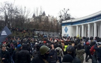 Протестующие оттащили один из автобусов на Грушевского
