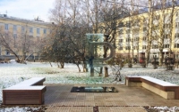 К памятнику рублю принесли 4 гвоздики