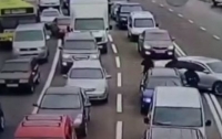 Дерзкое ограбление на дороге: полиция задержала группу иностранцев (видео)