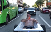 Полуобнаженный мужчина прокатился по улицам в ванной