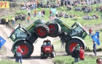 Тракторы продемонстрируют чудеса «железной» акробатики