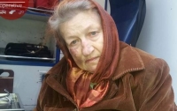 В Киеве нашли лежащую на земле женщину