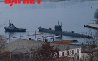 В центре Севастопольской бухты встала на бочки подводная лодка «Запорожье» (ФОТО)