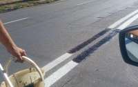 Мужчина зарисовал разделительную полосу на дороге, она ему мешала