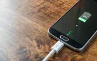 Названы три главные ошибки при зарядке смартфона