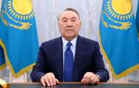Назарбаев назвал себя простым пенсионером с таким выражением лица, будто сидел на мине