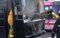 Троллейбус загорелся в центре города (видео)