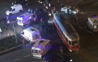 На площади Победы в Киеве авто врезалось в трамвай, есть пострадавшие
