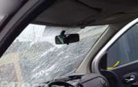 В Херсоне гражданский автомобиль попал под обстрел (фото)