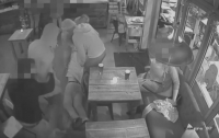 Мужчину похитили в баре на глазах десятков людей (Видео)