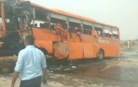 В Индии перевернулся автобус с детьми