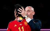 Президент федерации футбола Испании подал в отставку из-за скандала с поцелуем (видео)