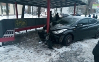 Автомобиль в Киеве протаранил остановку
