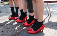 По Киеву бегает группа мужчин в женских туфлях