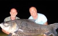 Рыбаки сделали наживку из праха друга и поймали рыбу весом 80 кг
