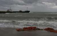 Во Франции девять человек затянуло штормовое море