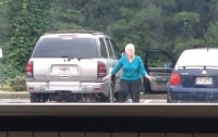 Пенсионерка на парковке показала энергичные танцы и стала звездой (видео)